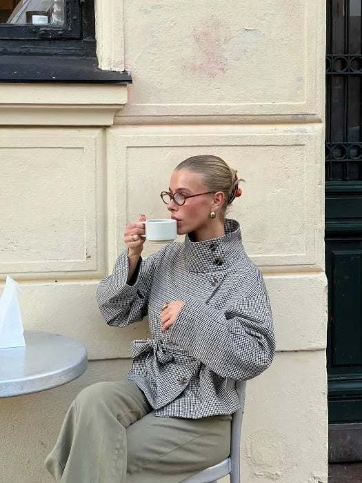 Veste Alessia, boutonnage décalé et ceinture à nouer