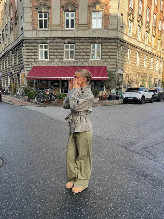 Veste Alessia portée ceinturée avec un pantalon kaki