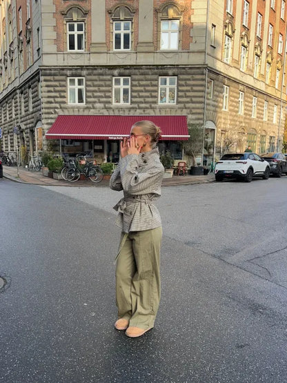 Veste Alessia portée ceinturée avec un pantalon kaki